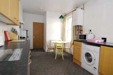 4 bed house, Derry Avenue, North Hill, Plymouth, PL46BH - Image 3